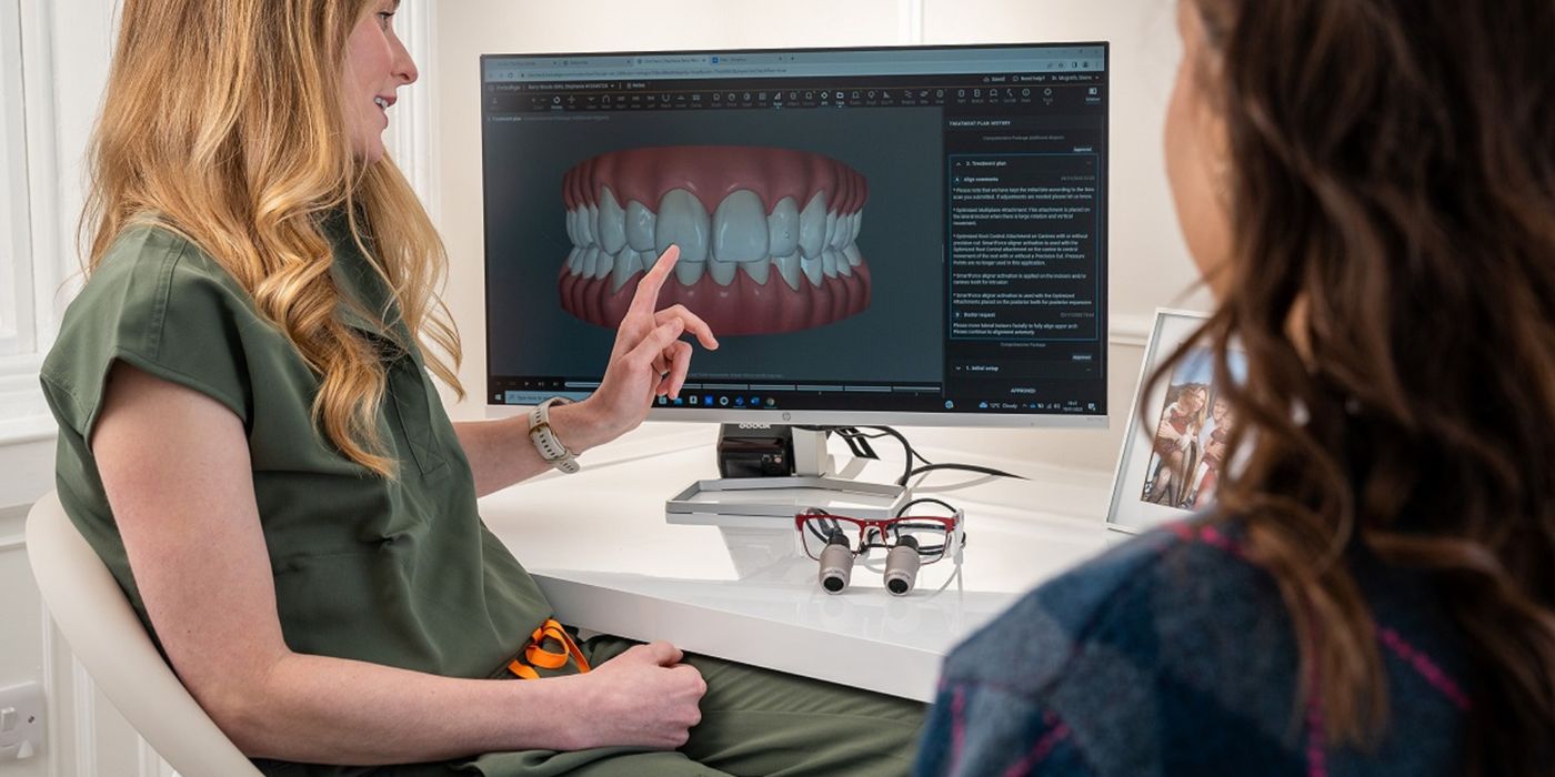 Profesional explicando una valoración dental digital; imagen de recurso